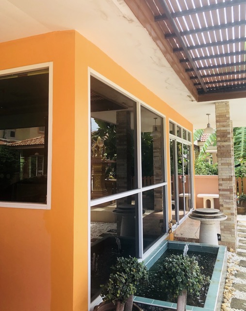 ทางเข้าอาคาร